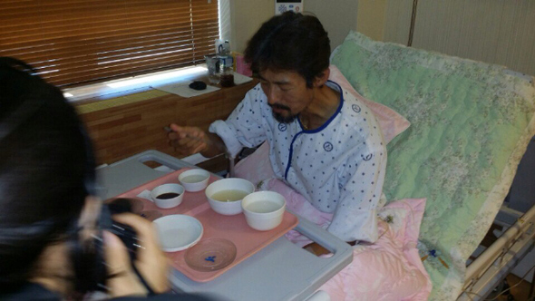 28일 아침 세월호 특별법 제정을 요구하며 지속해온 46일만에 단식농성을 중단한 ‘유민 아빠’ 김영오씨가 이날 입원 중인 서울 동대문구 용두동 서울시립동부병원 병실에서 미음을 먹고 있다. 세월호 참사 가족대책위원회 제공