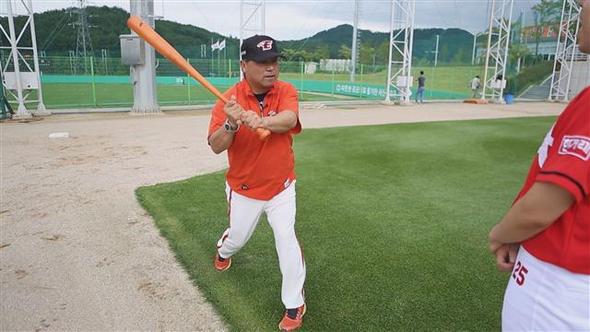 이정훈 한화 이글스 2군 감독이 팔꿈치가 몸에서 떨어져 방망이 머리가 밖에서 안으로 들어오듯 돌리는 ‘아웃사이드 인’ 스윙을 보여주고 있다. <한겨레티브이> 영상 갈무리