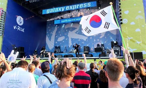 8월31일 러시아 블라디보스토크에서 열린 록 페스티벌 브이록스(V-ROX)에서 한국 밴드 갤럭시 익스프레스가 공연하고 있다. 러시아 관객들은 공연 뒤 백스테이지로 몰려들어 멤버들의 사인을 받았다. 서정민 기자