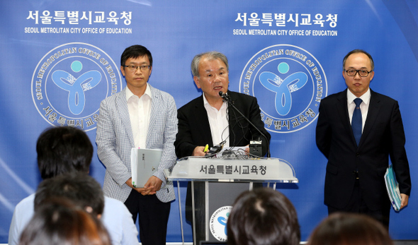 이근표 서울시교육청 교육정책국장(오른쪽)이 1일 오후 서울 종로구 신문로 서울시교육청 기자실에서 자율형사립고 운영 성과 종합평가 결과에 대해 설명하고 있다. 자사고 지정이 취소되는 학교 이름은 4일 공개될 예정이다.  이정용 선임기자 lee312@hani.co.kr