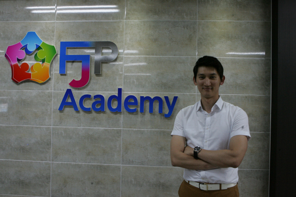 김용래 에프제이피엔터프라이즈 대표가 충남 서산의 ‘이동통신 판매 아카데미’ 사무실 앞에서 포즈를 취하고 있다.  엘지유플러스 제공