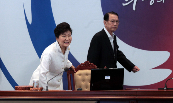 박근혜 대통령이 2일 오전 청와대에서 정부세종청사와 화상회의로 진행된 국무회의에 참석해 자리에 앉고 있다. 오른쪽은 김기춘 대통령 비서실장. 청와대사진기자단