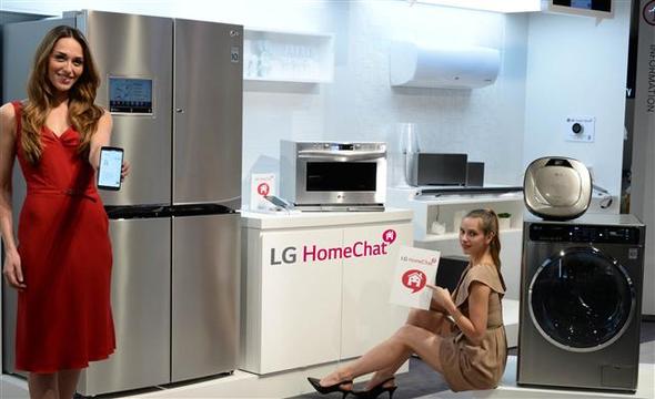 엘지(LG)전자의 모델이 오는 5일 독일 베를린에서 개막하는 가전박람회(IFA)에서 미국의 스마트 온도조절기 네스트 등과 연동한 스마트홈 서비스 ‘엘지 홈챗’을 시연하고 있다.  엘지전자 제공  
