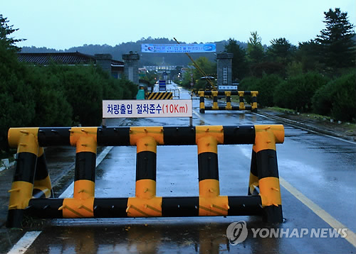 특수전 훈련 중 하사 2명이 숨진 충북 증평군에 있는 제13공수 특전여단 예하 부대. 부대 입구에 바리케이드를 설치해 출입을 통제하고 있다. (증평=연합뉴스)