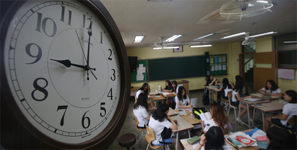 경기도 의정부시 가능동 의정부여자중학교 학생들이 9시에 맞춰 등교하고 있다. 한겨레 신소영 기자