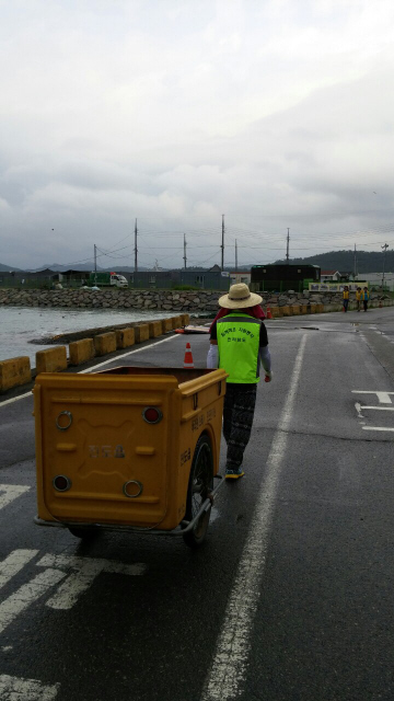 전남 진도군 팽목항에서 세월호 참사 실종자 가족들을 돕는 자원봉사자 백순혁씨가 2일 오후 쓰레기를 실은 손수레를 끌고 가고 있다.