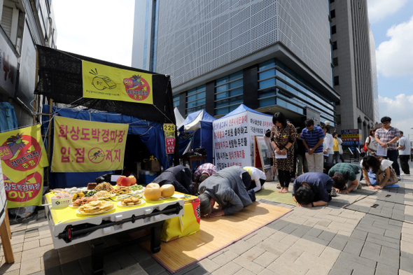 4일 오전 서울 용산구 화상경마장 앞에서 용산주민대책위원회, 화상도박장문제해결전국연대 회원들이 화상경마장 폐장 등을 바라는 추석 집단차례를 지내고 있다. 지난 1월22일부터 천막농성에 들어간 이들은 지난 설에도 이곳에서 차례를 지냈다.   김태형 기자 xogud555@hani.co.kr