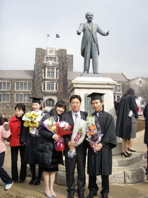 강룡을 만든 시간들 (1) 2009년 대학 졸업 : 평양 김형직사범대학을 중퇴한 이후 서울에서 멘토인 교수님과 아내의 축하를 받으며 연세대 교육학과를 졸업했습니다. 통일조국 교육학자의 꿈을 가꾸어가고 있었죠.