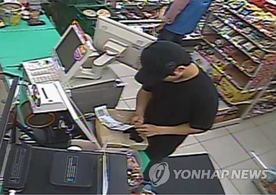 국방부는 지난 8월 말 한민구 국방장관 앞으로 배달하려던 협박 편지와 식칼, 백색 가루가 담긴 소포를 발견, 군합동조사반과 경찰이 조사하고 있다고 5일 밝혔다. 서울 은평구 한 편의점에서 용의자가 소포를 부치고 있다. (국방부 제공)