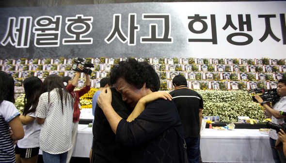 추석인 8일 오전 경기도 안산시 초지동 세월호 합동분향소에서 단원고 희생자 어머니들이 서로 부등켜 안고 울음을 터뜨리고 있다. 안산/ 이정용 선임기자 lee312@hani.co.kr