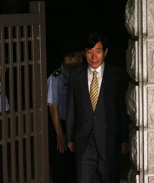원세훈 전 국정원장 출소 알선수재 혐의로 실형을 선고받고 복역한 원세훈 전 국가정보원장이 1년2개월간의 수감생활을 마치고 9일 새벽 경기도 의왕 서울구치소를 나서고 있다. 의왕/연합뉴스