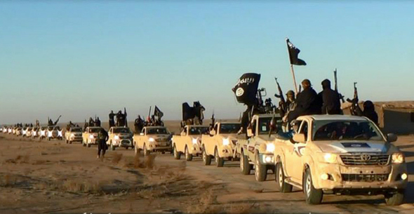 이슬람 수니파 극단주의 무장세력인 이슬람국가(IS)의 전신인 ‘이라크·레반트 이슬람국가’(ISIL) 대원들이 지난 6월 차량을 타고 이라크 서부 안바르 지역을 이동하고 있다.  안바르/AP 연합뉴스