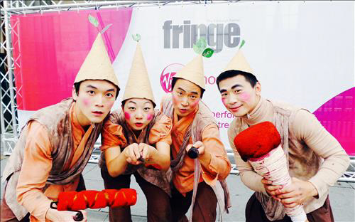 극단 하땅세는 지난 5일 연극 <붓바람>(BRUSH·사진)으로 올해 영국 에든버러 프린지 페스티벌에서 ‘아시안 아츠 어워드’를 받았다고 밝혔다. 연합뉴스