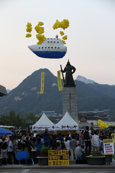 한가위인 8일 오후 세월호 특별법 제정을 위한 서울 광화문 단식농성장에서 세월호 사고 희생자 유가족과 농성자들이 소망을 적은 ‘진실의 배’를 하늘로 띄우고 있다.   이정용 선임기자 lee312@hani.co.kr 
