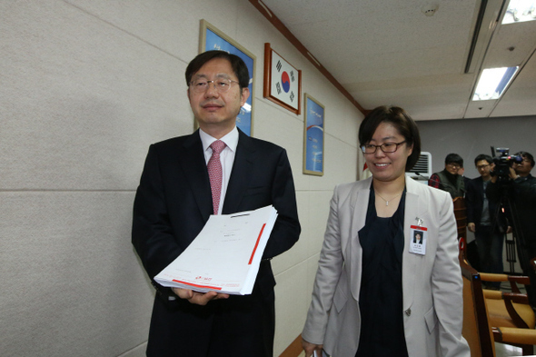 국민건강보험공단은 4월14일 케이티앤지(KT&G) 등 국내외 담배회사 4곳을 상대로 537억원의 손해배상을 청구하는 소장을 서울중앙지방법원에 제출했다. 20년 넘게 하루 한갑 이상의 담배를 피우고 폐암이나 후두암이 생긴 환자들의 치료비 가운데 공단이 부담한 돈을 돌려 달라는 취지다. 이정아 기자 leej@hani.co.kr