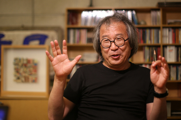 승효상 이로재 대표가 1일 서울 동숭동 사옥에서 서울시의 향후 도시건축 방향에 대해 이야기하고 있다. 이정아 기자 leej@hani.co.kr