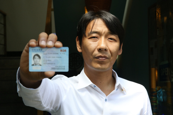 네팔 국적의 티베트 난민 라마 다와 파상(한국이름 민수)이 10일 오후 서울 종로구에 있는 자신의 티베트 음식점 앞에서 외국인등록증을 들어 보이고 있다. 　박종식 기자 anaki@hani.co.kr