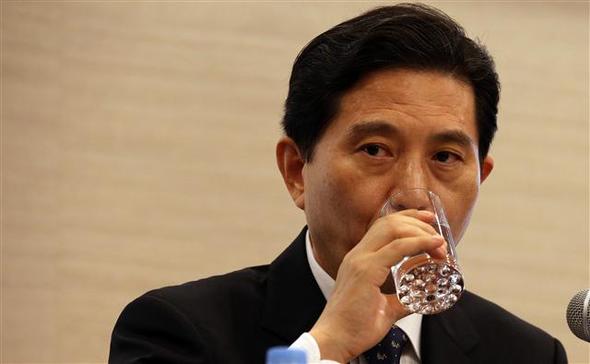 임영록 케이비(KB)금융지주 회장이 10일 오후 서울 명동 서울로얄호텔에서 금융감독원의 중징계 확정 방침과 관련한 기자회견 도중 물을 마시고 있다. 임 회장은 “금감원의 중징계는 납득이 어렵다”고 말했다. 연합뉴스