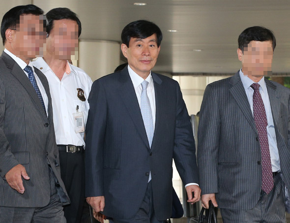 대선 개입 혐의로 기소된 원세훈 전 국가정보원장이 11일 오전 1심 선고를 받기 위해 서울 서초동 서울중앙지법으로 들어서고 있다.  신소영 기자 viator@hani.co.kr