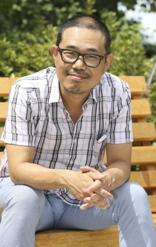 제주 4·3 사건 당시 불리었던 노래들을 인디 음악인들이 재해석한 4·3 헌정 음반 <산, 들, 바다의 노래>가 최근 발매됐다. 공동제작자인 3호선 버터플라이의 성기완(위)은 “과거로 굳어지고 잊혀져가는 역사적 사실을 노래를 통해 현재형으로 되살려냈다는 데 의의가 있다”고 말했다. 김정효 기자 hyopd@hani.co.kr