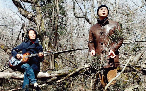 제주 4·3 사건을 음악과 결합한 다큐멘터리 <산, 들, 바다의 노래> 장면. 김민주 할아버지의 노래를  되살린 백현진·방준석.