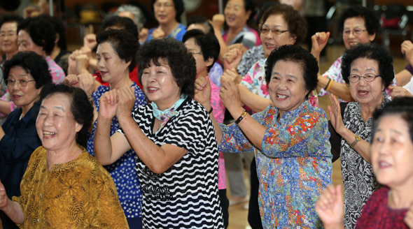 11일 오전 경기도 수원시 권선구 세류동 버드내노인복지관 강당에서 이 복지관 웰빙댄스반 여성 회원들이 간단한 운동으로 추석 연휴 기간에 쌓인 명절 피로를 풀고 있다. 
수원/연합뉴스