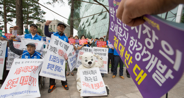구리월드디자인시티 추진 범시민연대 준비위원회가 12일 오전 서울 중구 서울시청 앞에서 ‘수도권 주민을 무시하는 박원순 서울시장 규탄대회’를 열어 구리월드디자인시티 조성을 위해 개발제한구역(그린벨트) 해제를 요구하고 있다. 김성광 기자 flysg2@hani.co.kr