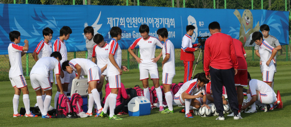 인천아시안게임에 참가하는 북한 여자축구팀 선수들이 14일 인천 남동 아시아드럭비경기장 보조경기장에서 연습할 준비를 하고 있다.   인천/박종식 기자 anaki@hani.co.kr