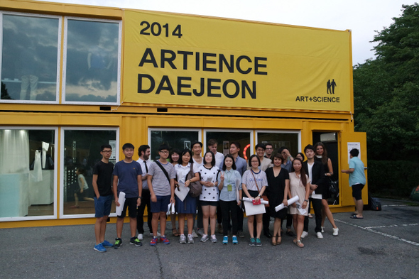 ‘2014 아티언스캠프’ 참가자들이 지난 8월26일 활동 결과물을 전시한 한국표준과학연구소 특별전시장 앞에 모였다. 정유미 기자