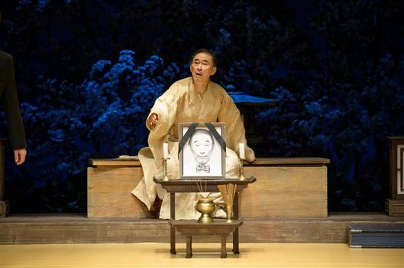 <살아있는 이중생 각하>의 한 장면. 