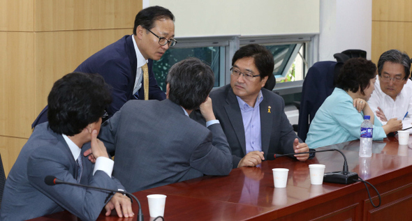 새정치민주연합 소속 의원들이 15일 오전 국회 의원회관에서 박영선 국민공감혁신위원장의 거취와 관련해 모인 자리에서 삼삼오오 이야기하고 있다. 오른쪽부터 노영민, 인재근, 우원식, 이인영, 진성준 의원. 선 이는 홍영표 의원. 이정우 선임기자 woo@hani.co.kr