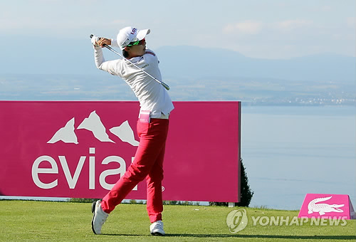 프랑스 에비앙에서 열린 미국 여자프로골프(LPGA) 4라운드에서 계속 선두를 지켜오던 김효주 선수가 16번 홀에서 보기를 하는 바람에 커리 웨브에게 1타차로 승부가 뒤집어졌다. 사진은 16번 홀 샷을 치고 있는 김효주. (에비앙=연합뉴스)