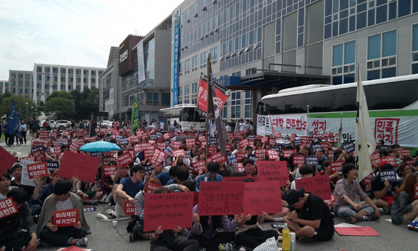 상지대 총학생회가 15일 오후 ‘사학비리 전력자가 총장에서 물러나기 전엔 인성교육을 받을 수 없다’며 인성교육 수업을 거부한 채 강원도 원주시 교내 본관 앞에서 학생 500여명이 참가한 가운데 ‘인성교육 거부 및 김문기 사퇴 촉구 학내결의대회’를 열어 김씨에게 총장직에서 즉각 사퇴할 것을 촉구하고 있다. 상지대 총학생회 제공