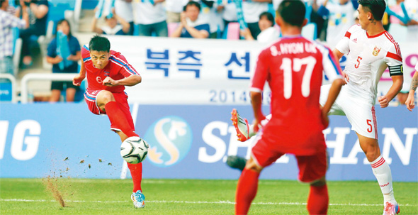 북한 남자 축구대표팀이 2014 인천아시안게임 북한선수단 첫 경기에서 기분 좋은 마수걸이 승리를 따냈다. 사진은 북한의 강국철이 슛하는 모습.