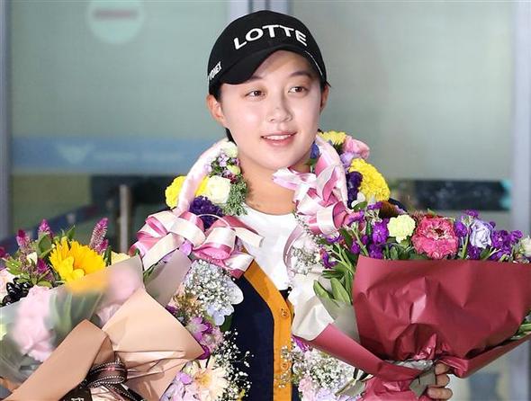 미국 여자프로골프(LPGA) 투어 에비앙 챔피언십에서 우승을 차지한 김효주가 16일 오후 인천공항을 통해 입국하고 있다.  인천/연합뉴스