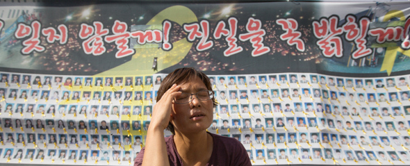 세월호 참사로 딸 김다영양을 잃은 정정희씨가 16일 오후 서울 종로구 청운효자동주민센터 앞 청와대 들머리에서 고통스런 표정을 짓고 있다. 김성광 기자 flysg2@hani.co.kr