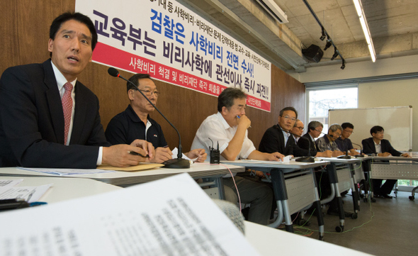 사립대교수회연합회, 국공립대교수회연합회, 민주화를 위한 교수협의회, 교수노조, 비정규교수노조, 대학노조, 학술단체협의회, 사학개혁 국민운동본부 등의 대표자들이 17일 오후 서울 종로구 참여연대 강당에서 기자회견(사진)을 열어 상지대·경기대·수원대  등의 사학비리·비리재단 문제 해결에 정부와 국회가 적극 나서라고 요구하고 있다.  
김성광 기자 flysg2@hani.co.kr