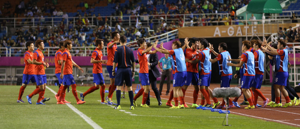 한국 남자축구 대표팀 선수들이 17일 사우디아라비아전에서 김승대의 선취골이 나오자 벤치 앞에서 한데 엉켜 기뻐하고 있다. 안산/신소영 기자 viator@hani.co.kr