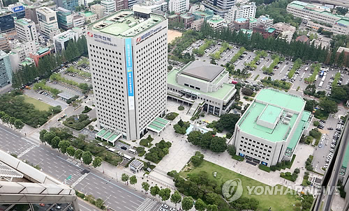 축구장 12개를 합친 면적(7만9천342㎡)의 한전부지 입찰은 감정가만 3조3천억원대로, 단일 자산으로는 역대 최대 규모 입찰이다. 한전은 17일 오후 4시까지 입찰을 진행한 뒤 18일 오전 10시 낙찰자를 선정한다. 연합뉴스