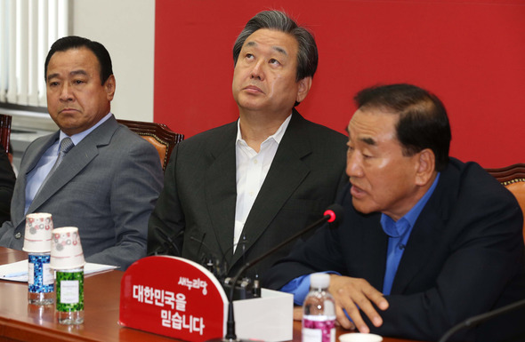 이재오 새누리당 의원이 17일 오전 국회에서 열린 최고중진연석회의에서 박근혜 대통령과 당 지도부가 세월호 특별법 협상에서 경직된 태도를 보이고 있는 것을 비판하는 동안 김무성 대표와 이완구 원내대표가 머쓱한 표정을 짓고 있다. 이정우 선임기자 woo@hani.co.kr