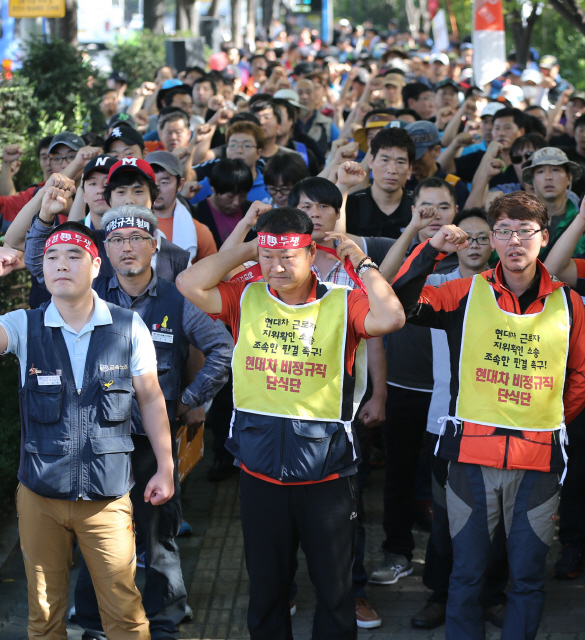 현대자동차 비정규직 노동자들이 18일 오후 근로자 지위확인 소송에서 일부 승소 판결을 받은 뒤 서울 양재동 현대자동차 사옥 앞에서 결의대회를 열고 회사가 법원의 판결에 따를 것을 요구하는 구호를 외치고 있다. 박종식 기자 anaki@hani.co.kr
