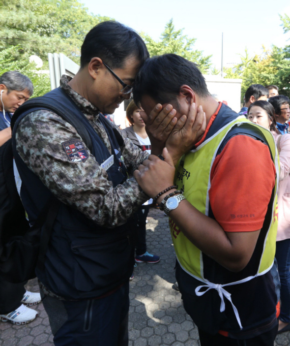 엄길정 현대자동차 울산1공장 대의원(왼쪽)과 박현제 전 현대차 울산비정규직지회장이 18일 오후 서울 서초동 서울중앙지법 앞에서 현대차를 상대로 낸 근로자 지위 확인 소송에서 승소 판결을 받은 뒤 머리를 맞대고 기뻐하고 있다. 박종식 기자 anaki@hani.co.kr