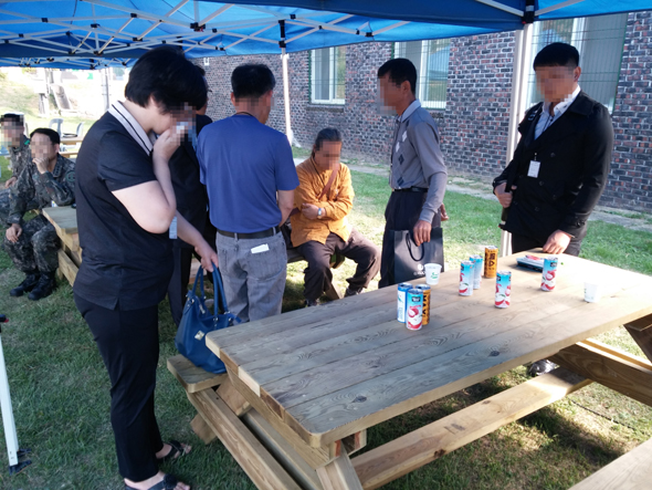 18일 오후 3시 강원도 원주 육군 제1야전군 사령부 보통군사법원에서 지난 6월 강원도 고성 지오피에서 총기 사고를 일으킨 임아무개(22) 병장의 첫 공판이 끝난 뒤 임 병장 부모(왼쪽 두 명)가 피해자 가족을 찾아 눈물로 사죄를 하고 있다. 원주/박수혁 기자