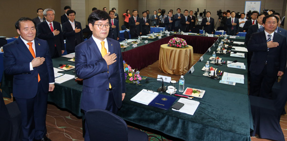 18일 오후 인천 중구 을왕동 영종도스카이리조트에서 열린 전국시·도교육감협의회에 참석한 교육감들이 국기에 대한 경례를 하고 있다. 인천/연합뉴스