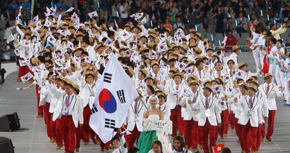 45억 아시아인의 스포츠 축제 2014 인천아시안게임의 막이 올랐다. 2002년 부산 대회 이후 12년 만에 아시안게임을 개최하는 한국은 5회 연속 종합 2위를 지킨다는 목표를 세웠다. ‘45억의 꿈, 하나 되는 아시아’를 주제로 열린 개막식은 임권택 감독이 지휘하고 장진 감독이 연출을 맡았다. 인천아시아드주경기장에서 열린 개막식 모습을 화보로 구성했다. 대한민국 선수단이 인천 아시아드주경기장에서 태극기를 흔들며 입장하고 있다. 인천/이정용 이종근 기자 lee312@hani.co.kr