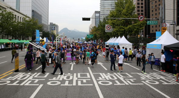 1년 중 단 하루라도 승용차 이용을 자제하자며 1997년 프랑스 항구도시 라로쉐에서 시작된 ‘세계 차없는 날’을 맞아 21일 서울 세종대로(광화문삼거리부터 시청 앞까지 1.1km)에서도 같은 취지의 행사가 열렸다. ‘2014 서울 광화문 차없는 거리’ 행사에 참여한 시민들이 농구 등 다양한 운동과 체험을 즐기고 있다.  강재훈 선임기자 khan@hani.co.kr