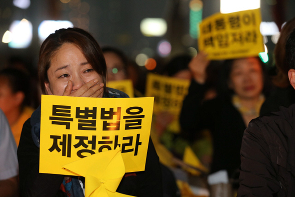 세월호 특별법 제정을 위한 촛불문화제가 열린 20일 오후 서울 광화문광장에서 유족들의 발언을 듣던 한 참가자가 눈물을 흘리고 있다. 세월호 참사 가족대책위원회와 국민대책회의는 이날 광화문광장을 비롯해 수원, 인천, 청주 등 13개 지역에서 ‘성역 없는 진상규명 특별법 촉구 문화제’를 열었다.  류우종 기자 wjryu@hani.co.kr