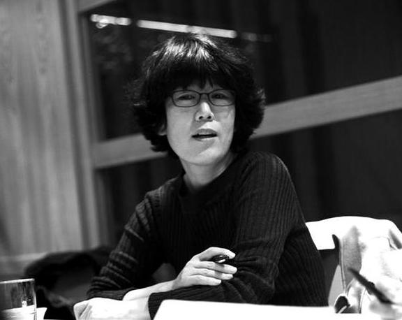 20년 만에 두번째 장편 <저녁이 깊다>를 낸 작가 이혜경. “오랜 시간이 지난 뒤에야 겨우 짐작하게 되는 어떤 것들, 뒤늦게 깨닫는 생의 또 다른 면모”(‘작가의 말’)를 소설에 담고자 했다. 
