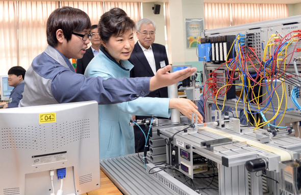 지난 4월14일 오전 박근혜 대통령이 ‘맞춤형 직업교육 활성화를 위한 특성화고’ 현장인 서울 중구 성동공업고교를 방문해 학생들의 자동실습화 수업 과정을 참관하고 있다.  청와대사진기자단
