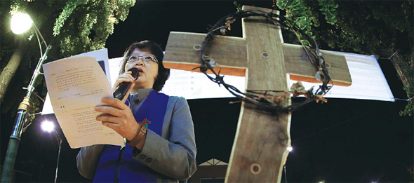22일 저녁 서울 청운동 주민센터 부근에서 세월호 참사 진상규명과 책임자 처벌, 유족이 원하는 세월호 특별법 제정을 촉구하는 촛불기도회가 열렸다. 기도회에 참석한 전국목회자정의평화협의회 의장인 정금교 목사가 말씀묵상을 하고 있다. 이정용 선임기자 <A href="mailto:lee312@hani.co.kr">lee312@hani.co.kr</A>